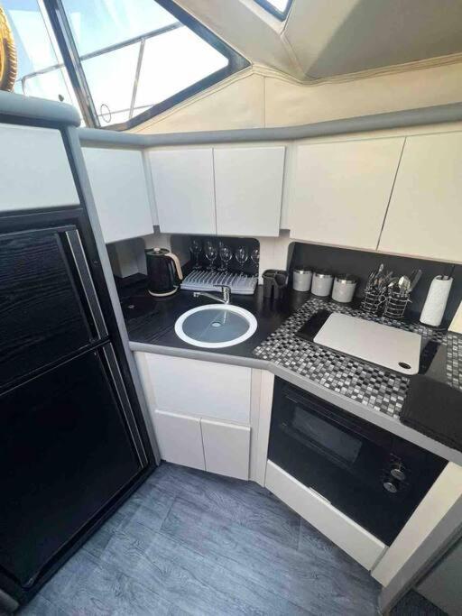 Yacht "X" - 44 Foot Modern Yacht On 5 Star Ocean Village Marina - Minutes Away From City Centre And Cruise Terminals, Free Parking ,Spa Package Available! Southampton Exteriér fotografie