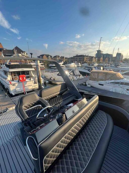 Yacht "X" - 44 Foot Modern Yacht On 5 Star Ocean Village Marina - Minutes Away From City Centre And Cruise Terminals, Free Parking ,Spa Package Available! Southampton Exteriér fotografie