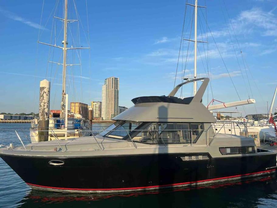 Yacht "X" - 44 Foot Modern Yacht On 5 Star Ocean Village Marina - Minutes Away From City Centre And Cruise Terminals, Free Parking ,Spa Package Available! Southampton Exteriér fotografie