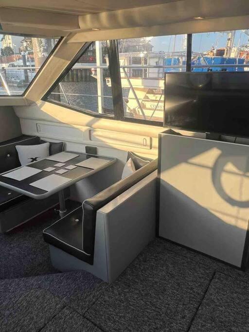 Yacht "X" - 44 Foot Modern Yacht On 5 Star Ocean Village Marina - Minutes Away From City Centre And Cruise Terminals, Free Parking ,Spa Package Available! Southampton Exteriér fotografie