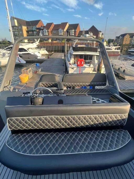 Yacht "X" - 44 Foot Modern Yacht On 5 Star Ocean Village Marina - Minutes Away From City Centre And Cruise Terminals, Free Parking ,Spa Package Available! Southampton Exteriér fotografie