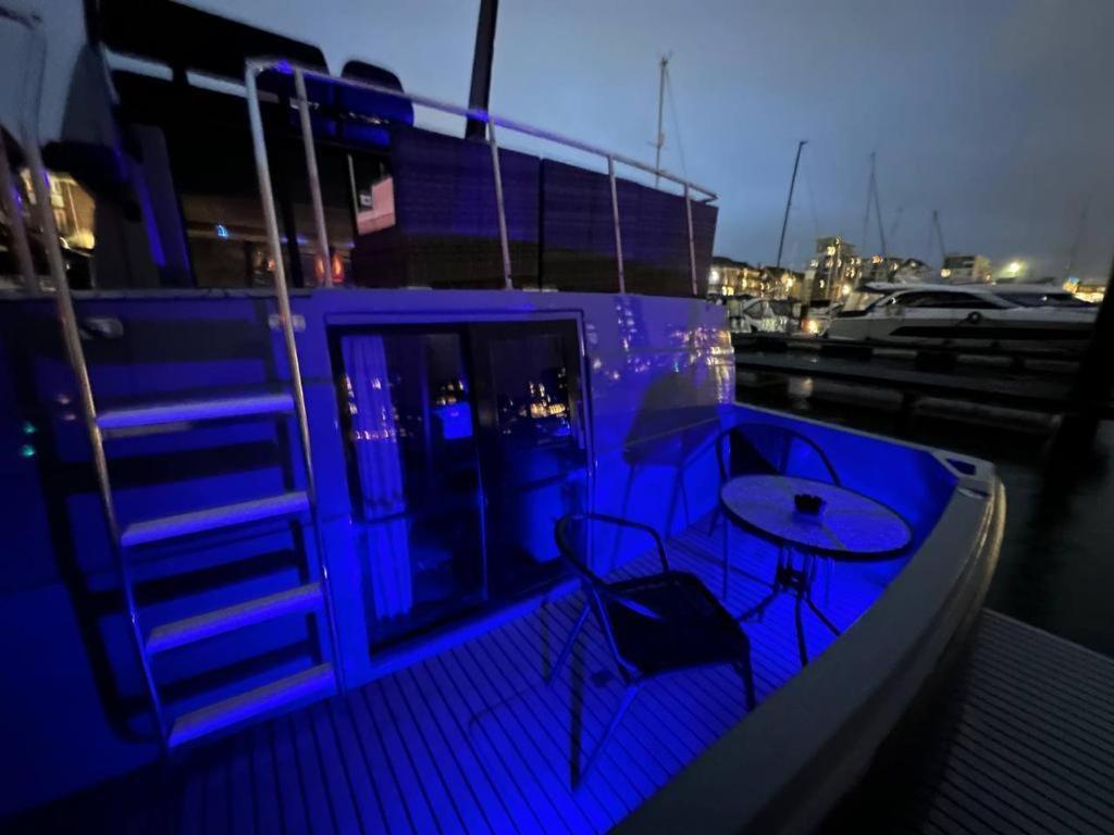 Yacht "X" - 44 Foot Modern Yacht On 5 Star Ocean Village Marina - Minutes Away From City Centre And Cruise Terminals, Free Parking ,Spa Package Available! Southampton Exteriér fotografie