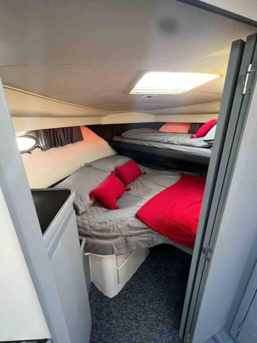 Yacht "X" - 44 Foot Modern Yacht On 5 Star Ocean Village Marina - Minutes Away From City Centre And Cruise Terminals, Free Parking ,Spa Package Available! Southampton Exteriér fotografie