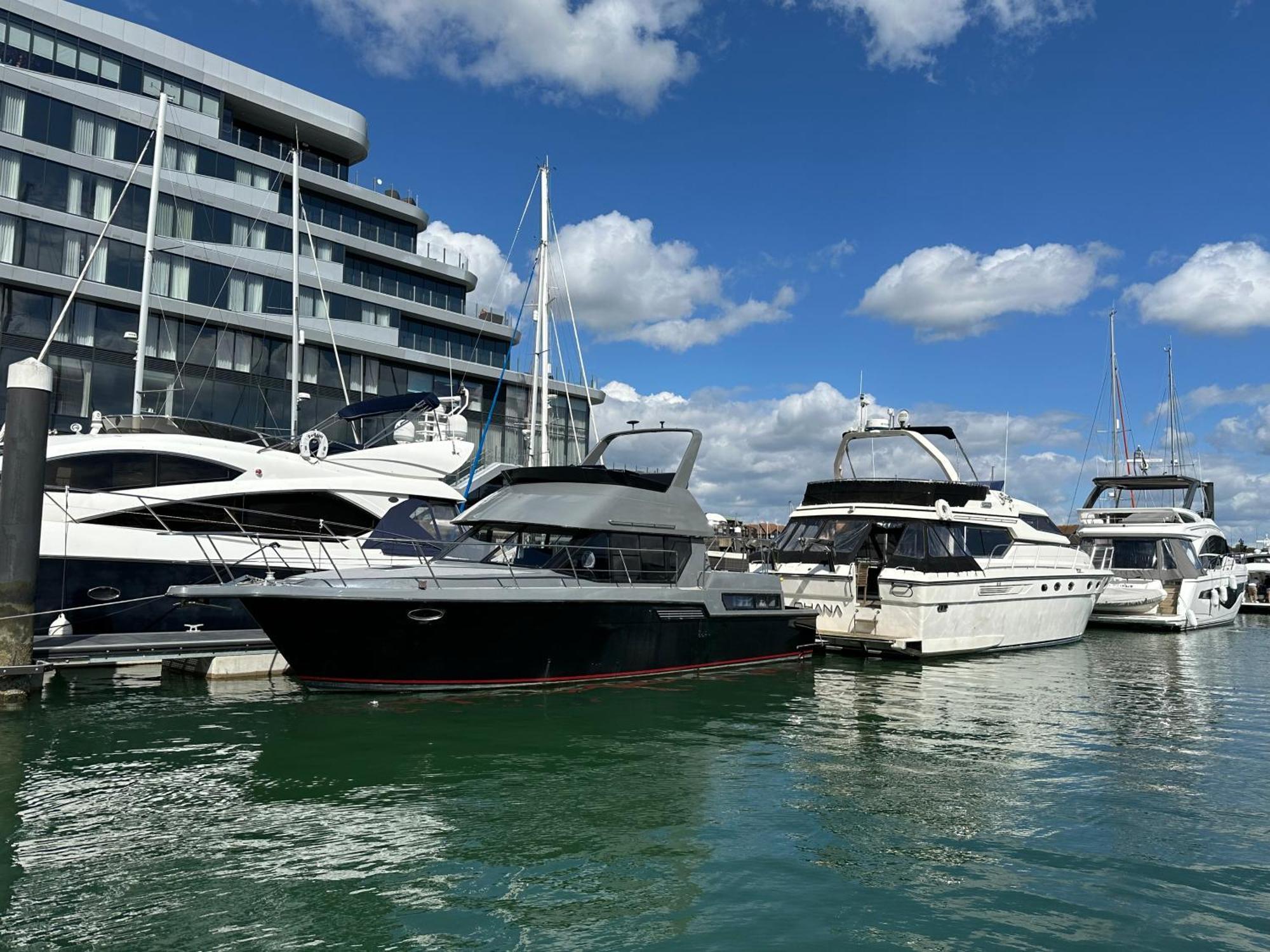 Yacht "X" - 44 Foot Modern Yacht On 5 Star Ocean Village Marina - Minutes Away From City Centre And Cruise Terminals, Free Parking ,Spa Package Available! Southampton Exteriér fotografie