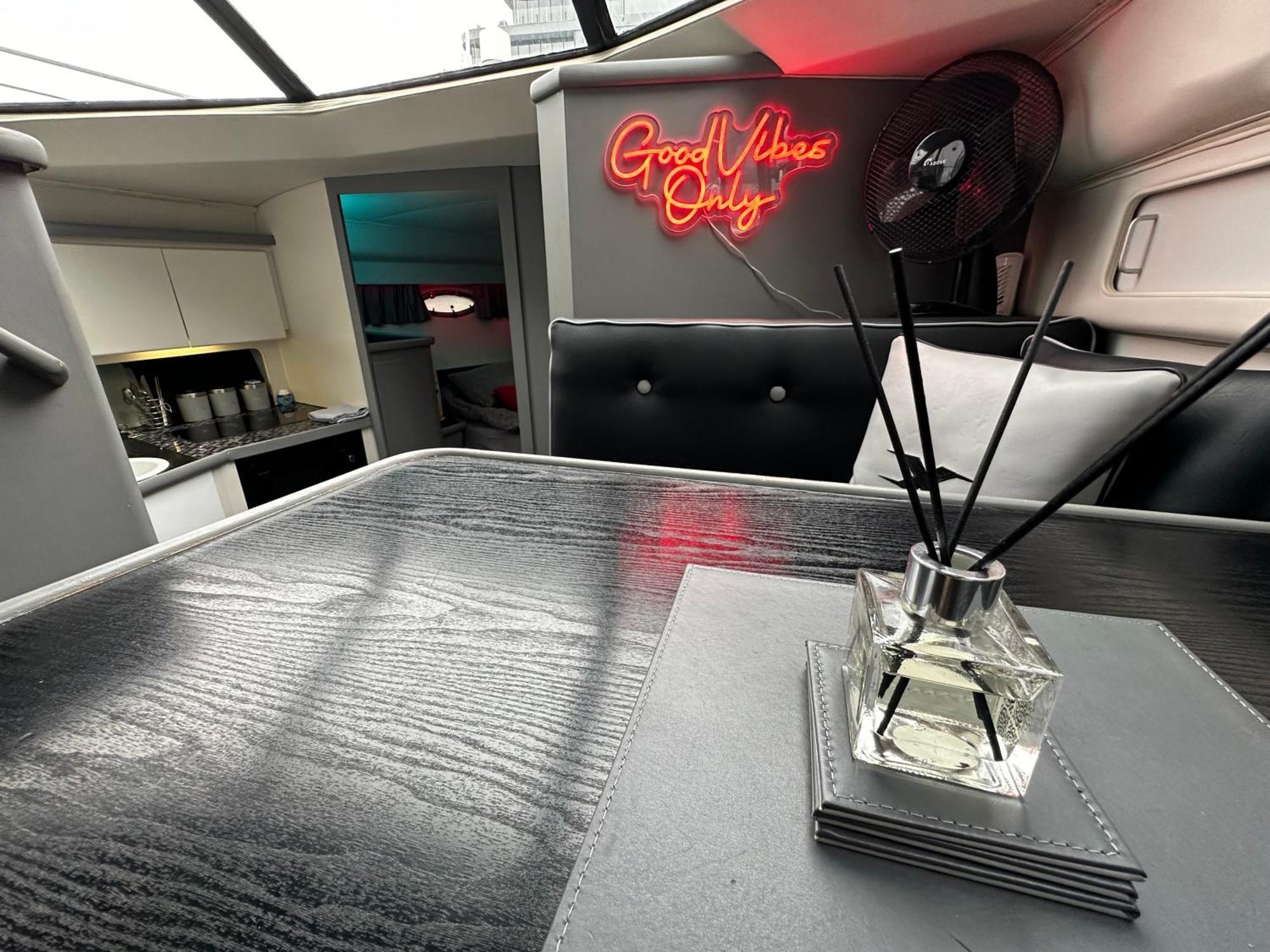 Yacht "X" - 44 Foot Modern Yacht On 5 Star Ocean Village Marina - Minutes Away From City Centre And Cruise Terminals, Free Parking ,Spa Package Available! Southampton Exteriér fotografie