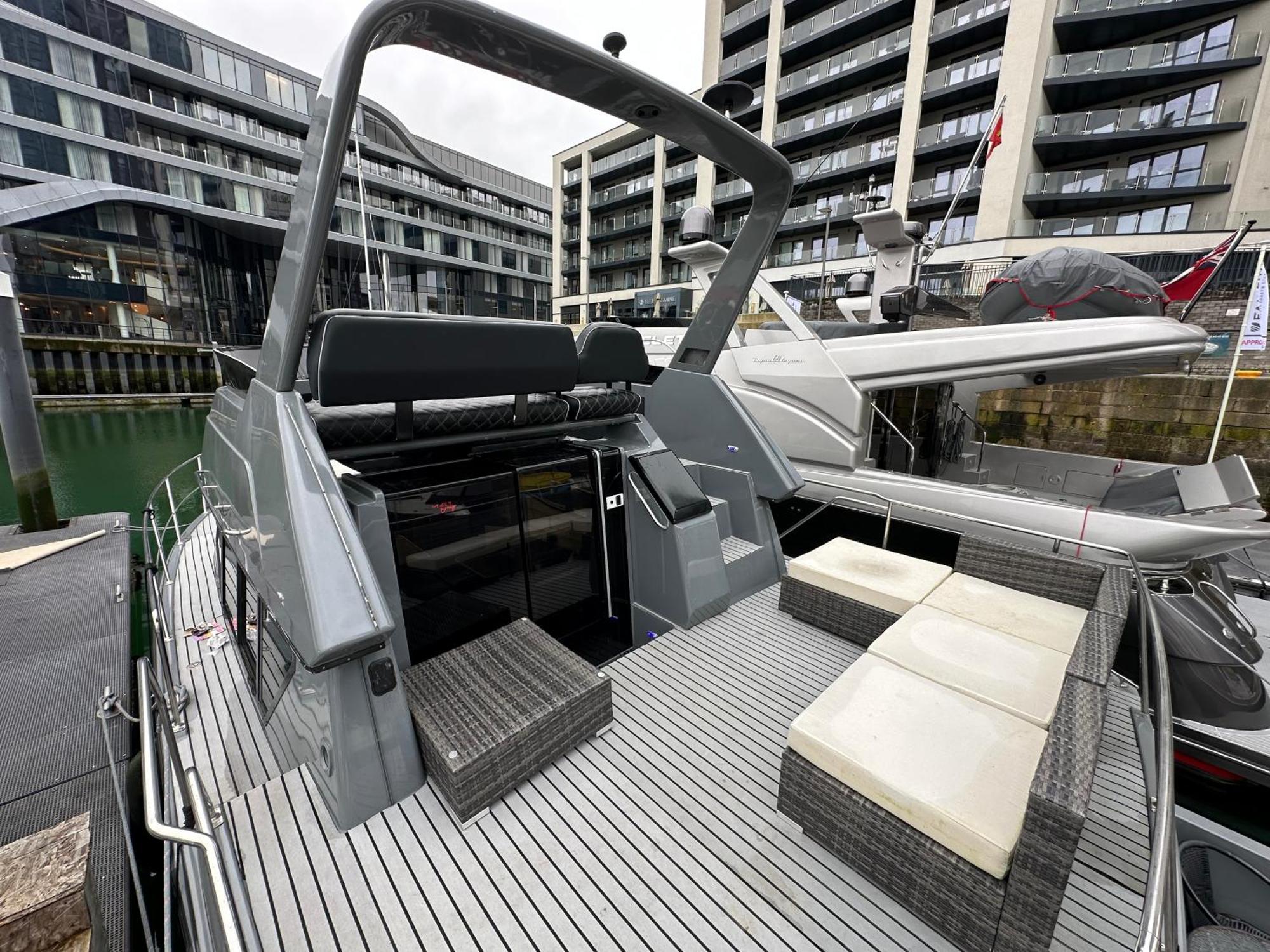Yacht "X" - 44 Foot Modern Yacht On 5 Star Ocean Village Marina - Minutes Away From City Centre And Cruise Terminals, Free Parking ,Spa Package Available! Southampton Exteriér fotografie